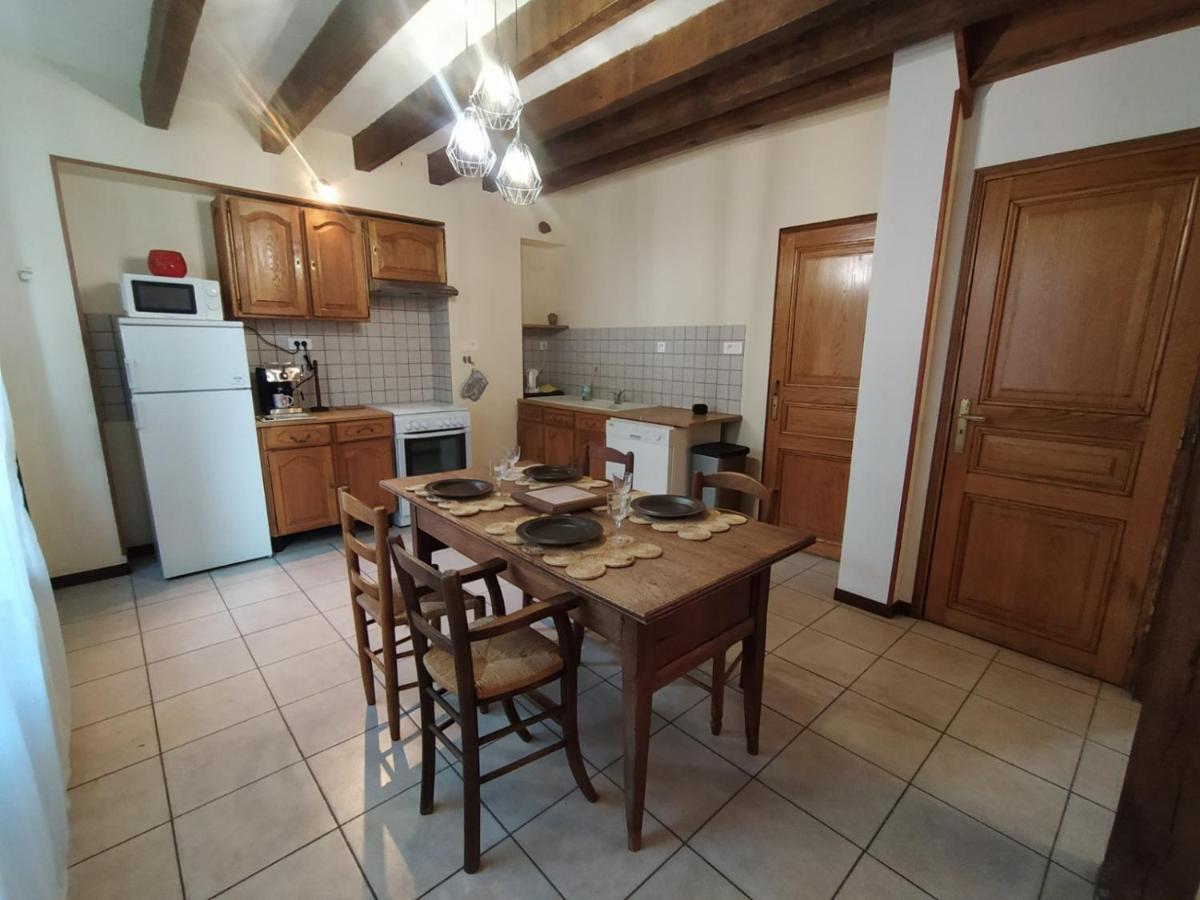 Gite Du Vieux Cedre Ecueille Esterno foto